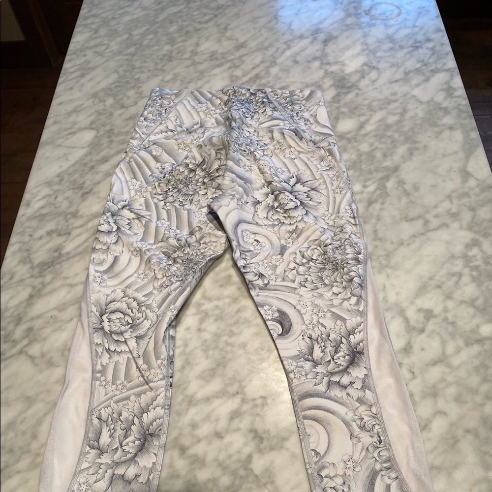 Lululemon Train Times 21” Crop White Flower 8 - Picture 6 of 10
